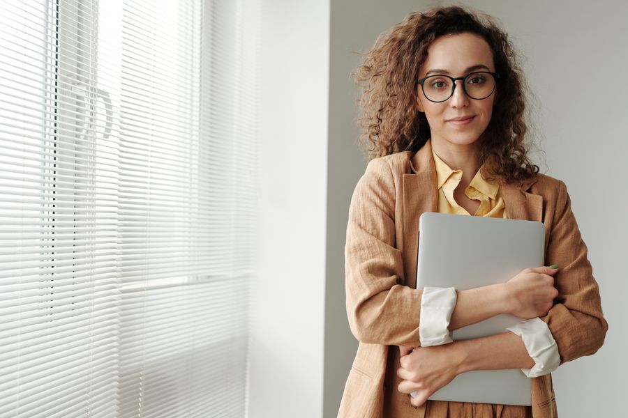 A person reviewing backlink order details and analytics before delivery